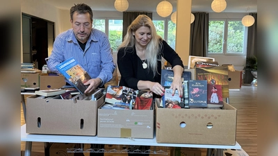 Thomas Schnattinger und Sonja Scheid sortieren die Bücher für den Markt. (Foto: pst)