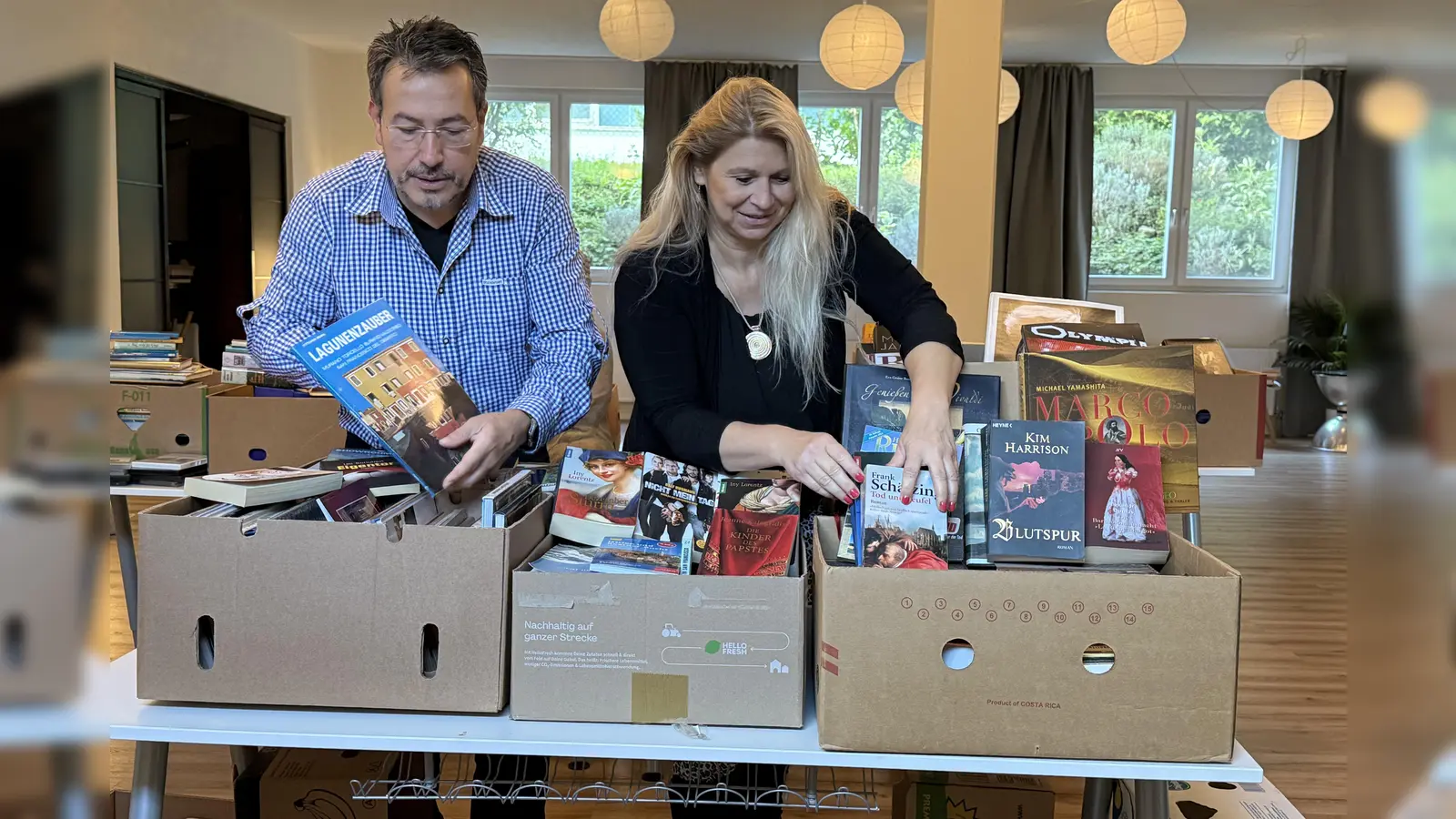 Thomas Schnattinger und Sonja Scheid sortieren die Bücher für den Markt. (Foto: pst)