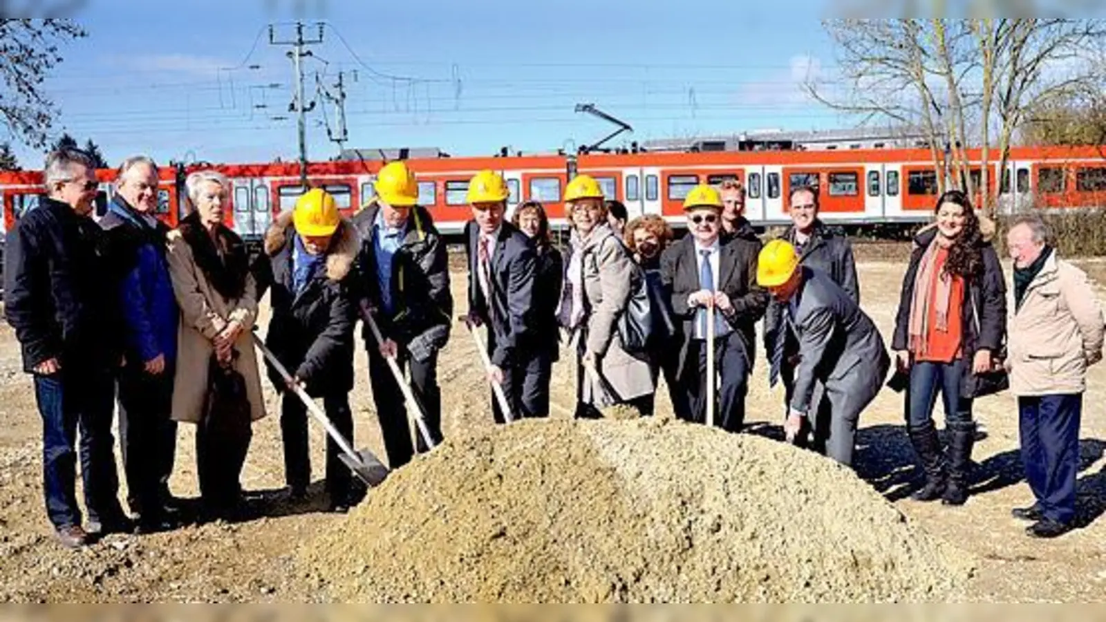 Da nahmen alle Beteiligten gerne den Spaten in die Hand: In etwa eineinhalb Jahren wird eine Unterführung in der Bezirksstraße verwirklicht sein und die Zeit der Staus hat ein Ende.	 (Foto: VA)