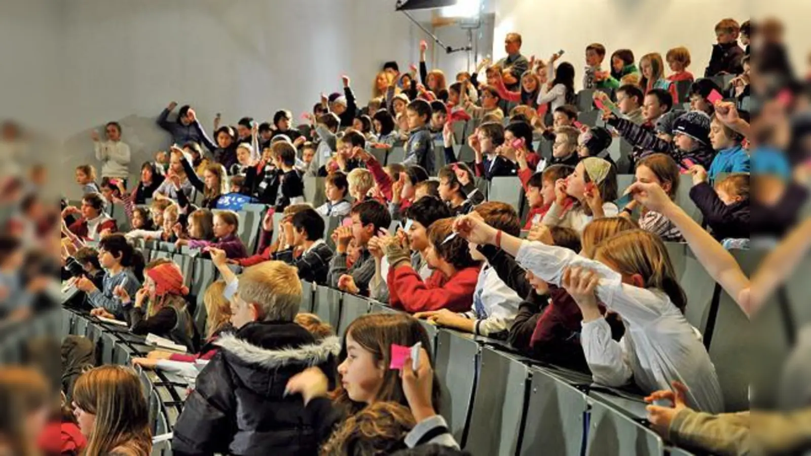 Rege Beteiligung an der Hochschule München. Die KinderUni München begeistert seit zehn Jahren wissbegierige Kinder aus München. 	 (Foto: KinderUni)