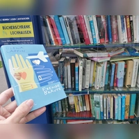 Elena Lappins „Brautgeschichten” im Bücherschrank Lochhausen. (Foto: job)