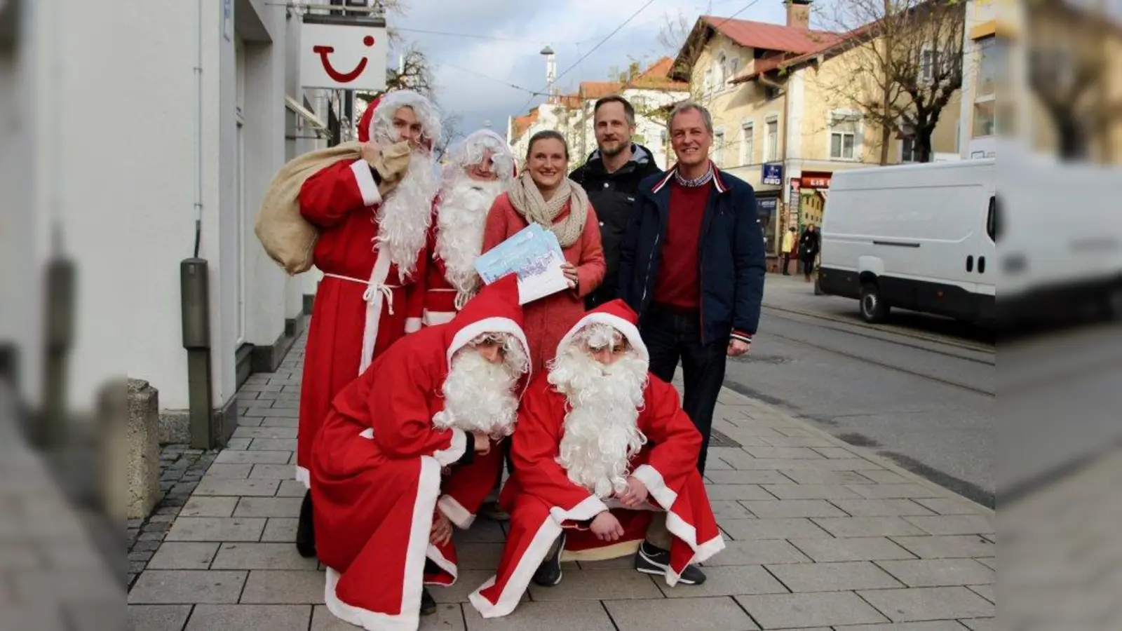 „Die Nikolausüberraschungen sind eine schöne Geste der Pasinger Geschäftsleute.“ Christian Herkner und Martin Dürrfeld vom Gewerbeverein Aktives Pasing sowie Stadtteilmanagerin Katrin Englert (v.r.) mit Weihnachtsmännern in der Gleichmannstraße. (Foto: us)