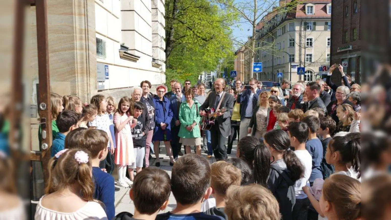 Bei herrlichstem Sonnenschein feierte die Schulfamilie Zusammenhalt und Menschlichkeit. Eine Gedenktafel erinnert jetzt an ein dunkles Kapitel in der Geschichte des Schulgebäudes an der Bergmannstraße 36. (Foto: ds)