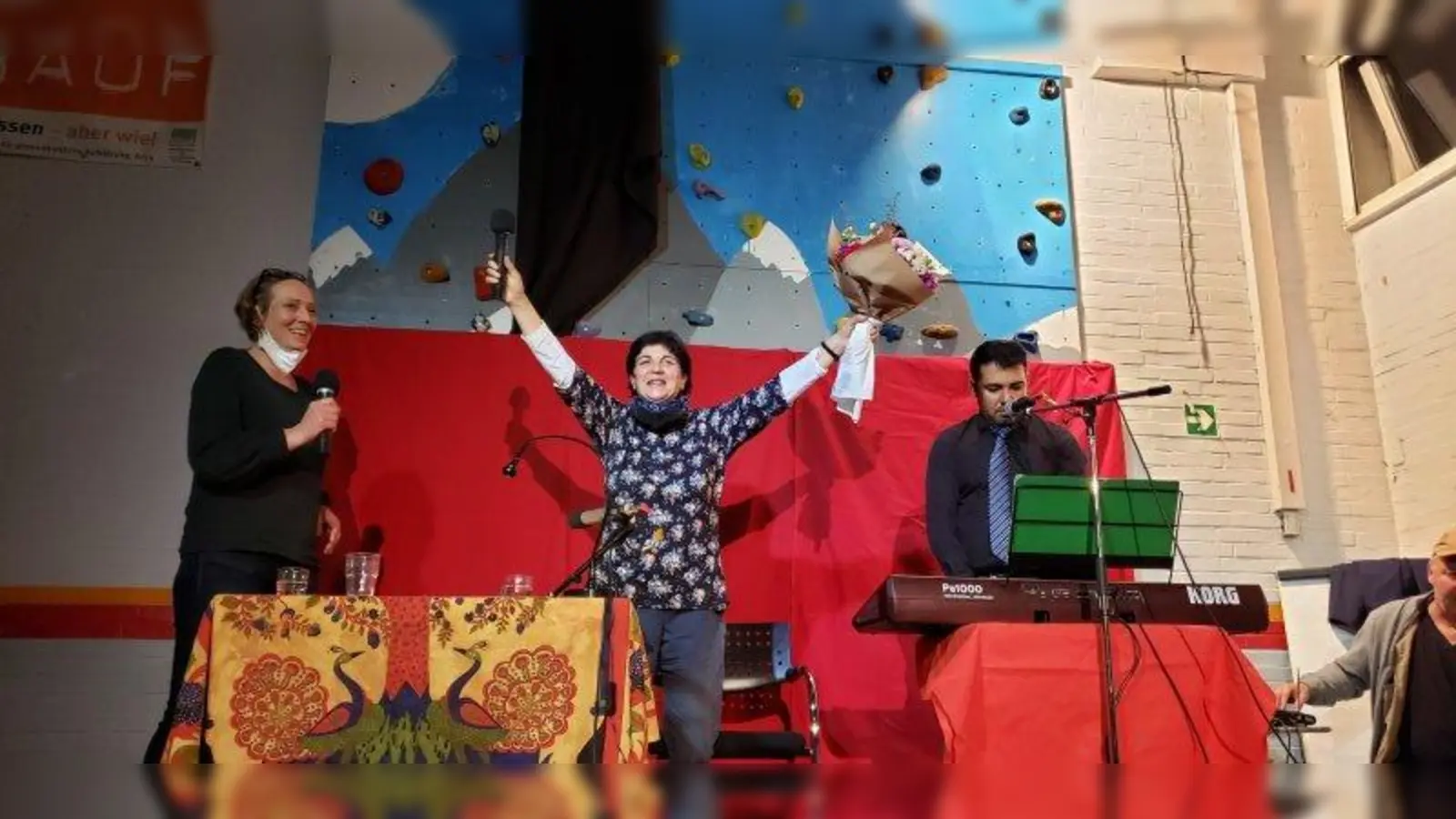 Gelungene Veranstaltung: Yasmin Jakub (Mitte) berichtete im Rahmen der Kunst- und Kulturtage „Westend zeigt Gesicht” eindrucksvoll von ihrer rauen Vergangenheit in Afghanistan. (Foto: Selbsthilfezentrum München)