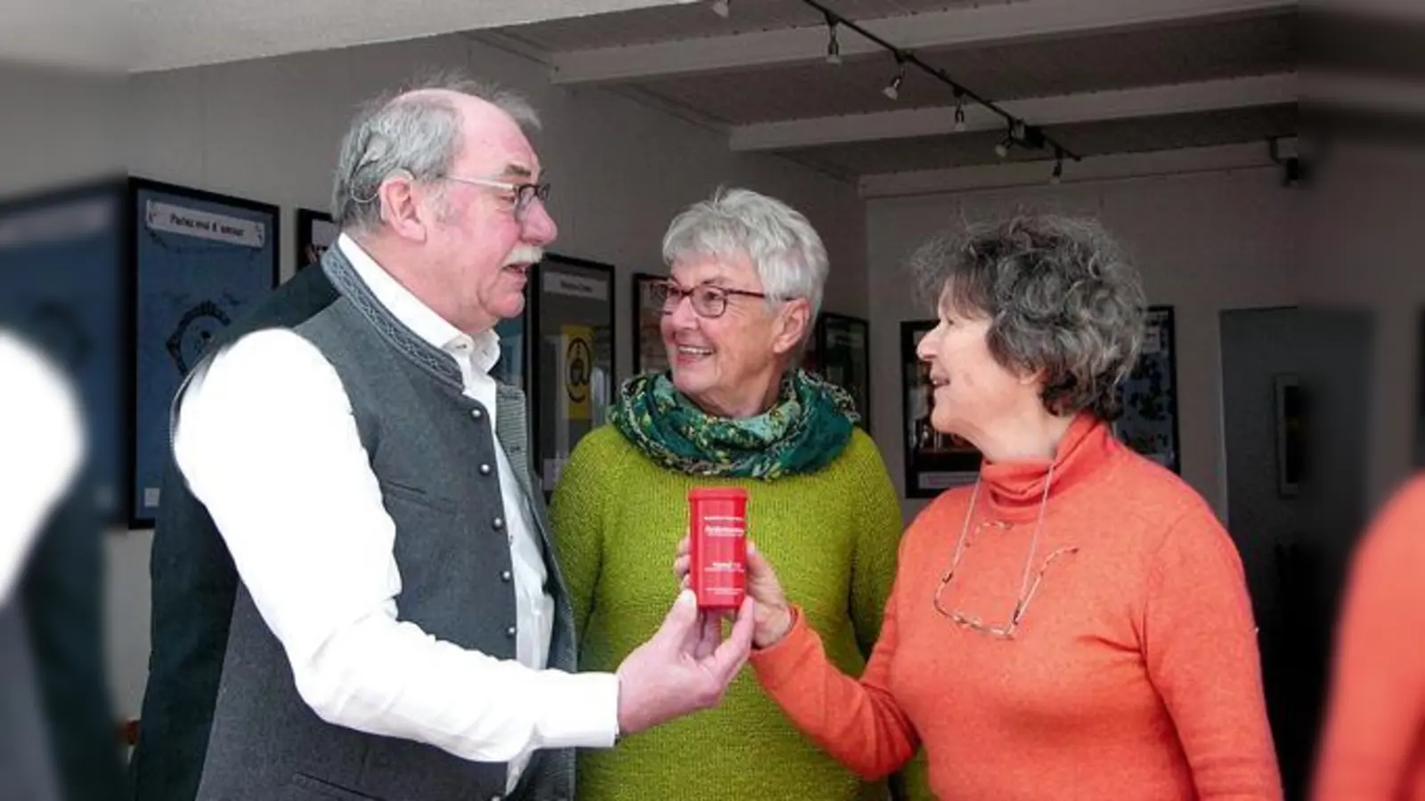 Seniorenbeiratsmitglied Manfred Bock zeigt Karen Kaufmann (r.) und Eva Ertl die Rotkreuzdose.	 (Foto: privat)