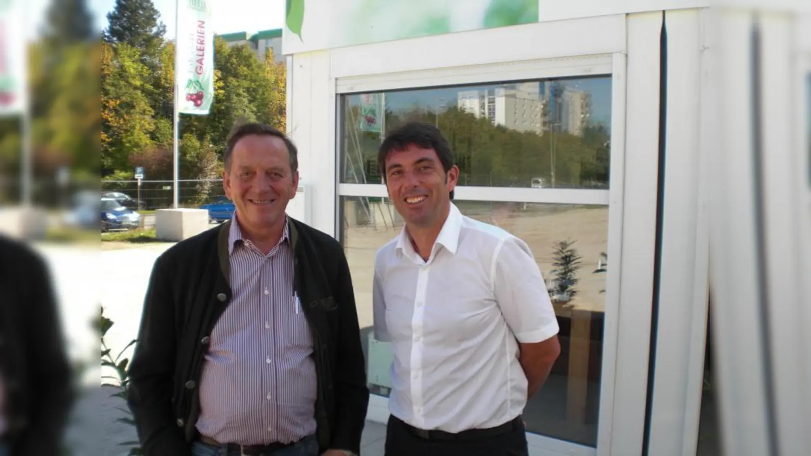 BHB-Inhaber Michael Hammer und Geschäftsführer Christian Winkler feierten zusammen mit vielen Interessenten am Samstag den Verkaufsstart der Wohnungen in den Kirschgalerien. Die Anlage wird voraussichtlich Ende 2013 fertiggestellt. (Foto: SE)