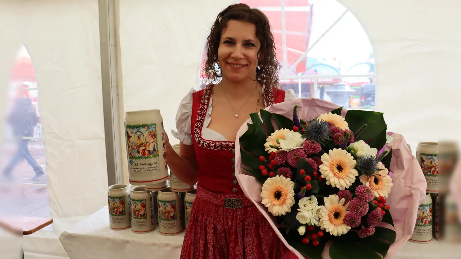 Alena Redak hat das Motiv für den diesjährigen Frühlingsfest-Jahreskrug gestaltet. Ausgelobt wurde der Wettbewerb von den Münchner Wochenanzeigern. (Foto: hw)
