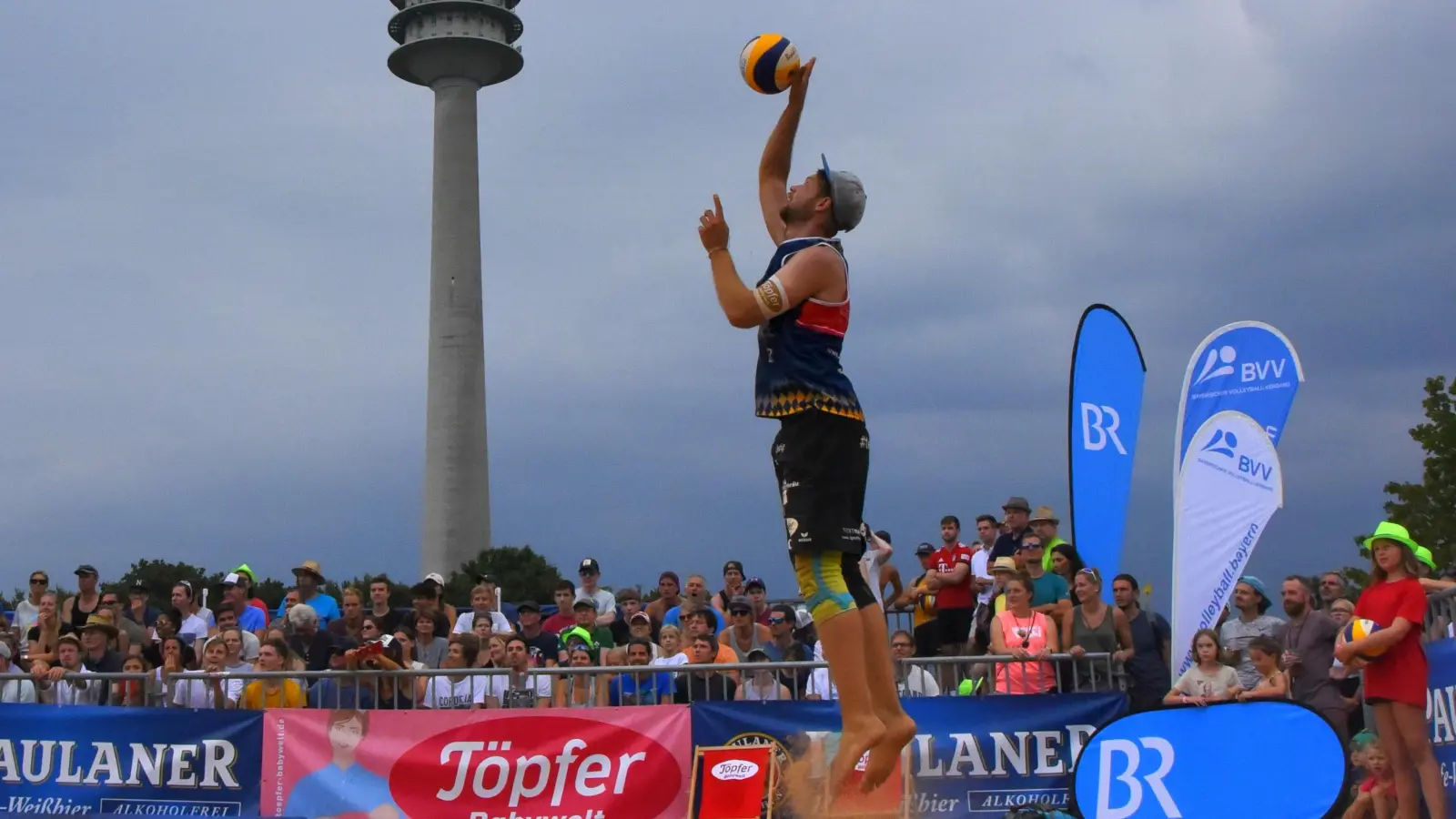 In Sichtweite zum Olympiaturm ermitteln Bayerns Beachvolleyballer auch 2022 ihren Meister. (Foto: Lothar Forstmair)