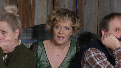 Die-Schwindelnichte (von links): Sylvia Haas als Frau Sedelmeier, Ulrike Dostal als Mausi, und Florian Kern als Herr Sedelmeier. (Foto: Freches Volkstheater)