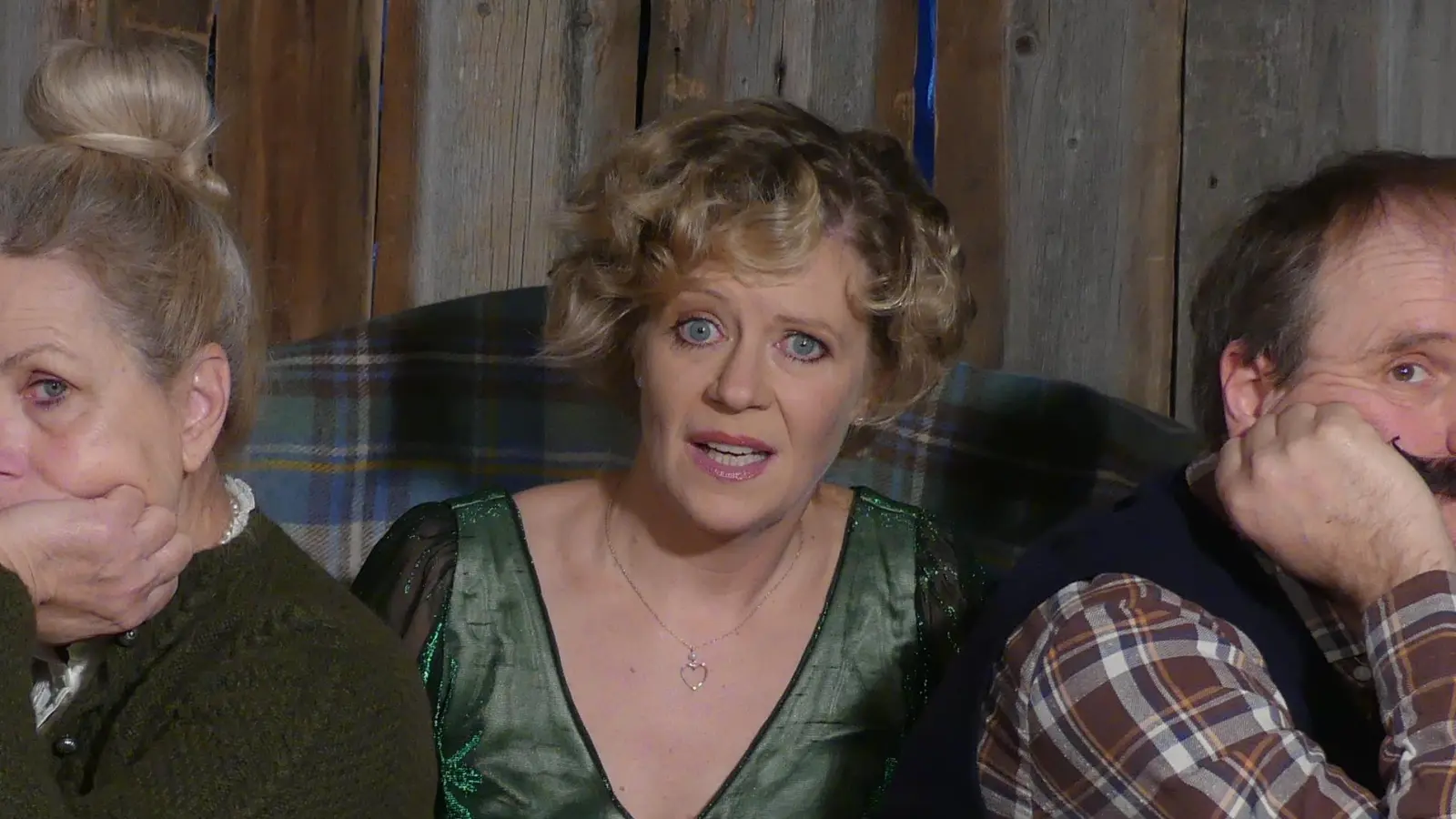 Die-Schwindelnichte (von links): Sylvia Haas als Frau Sedelmeier, Ulrike Dostal als Mausi, und Florian Kern als Herr Sedelmeier. (Foto: Freches Volkstheater)