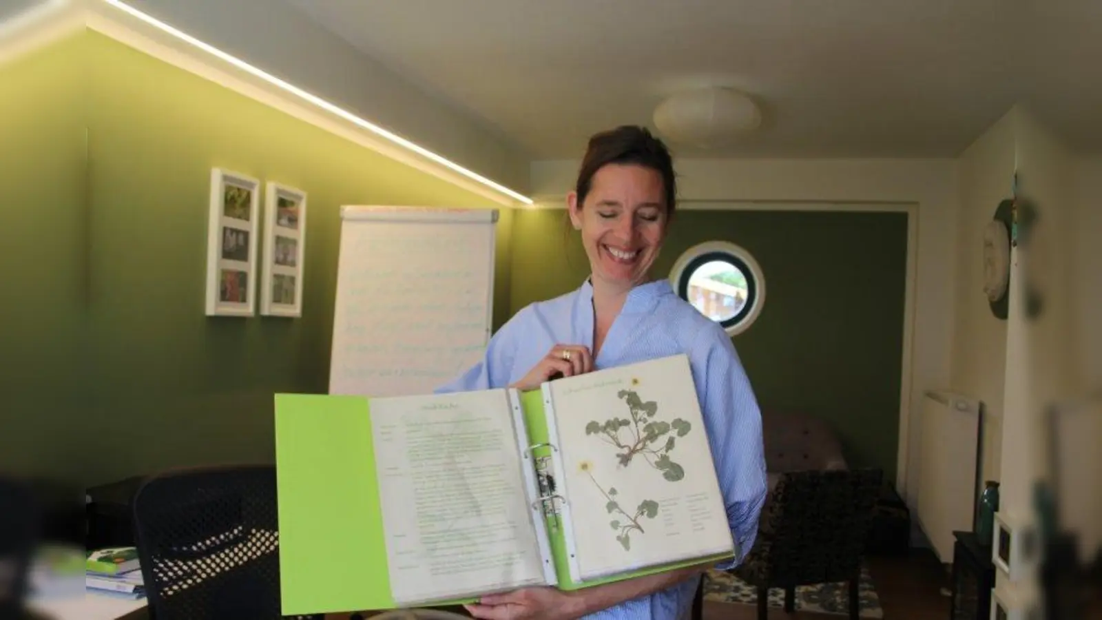 Bei ihrer Ausbildung zur Kräuterpädagogin musste Christine Huber alle Pflanzen, sammeln und für ihre Abschlussarbeit bestimmen, trocknen und aufbewahren. (Foto: Huss-Weber)