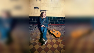 Am Samstag auf dem Buttlerhof in Traubing: der Liedermacher Christoph Weiherer. (Foto: Veranstalter)