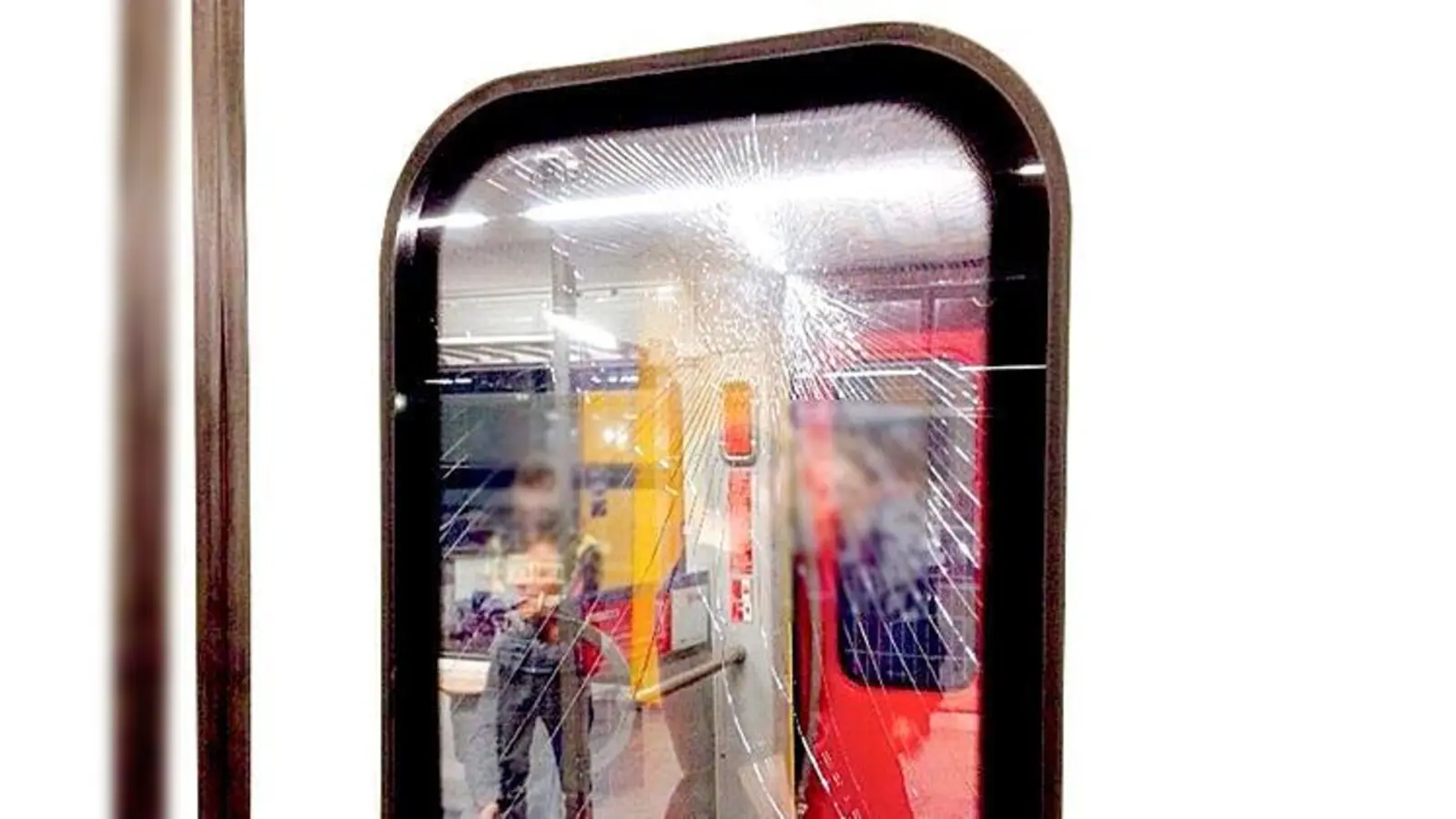 Die Scheibe war das Ziel eines Faustschlags  der Sachschaden blieb überschaubar.	 (Foto: Bundespolizei)