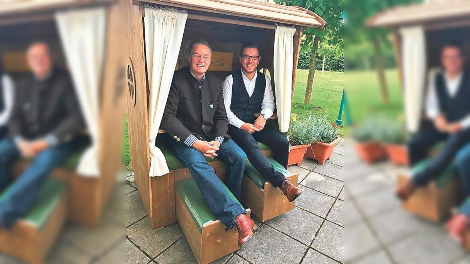 Bürgermeister Dietmar Gruchmann und Heimleiter Daniel Maier nahmen schonmal Platz.	 (Foto: Stadt Garching)