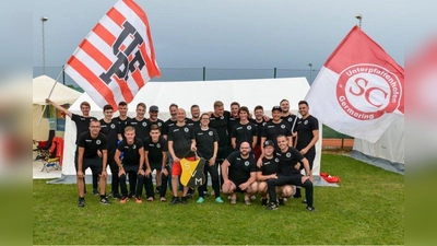 Beim diesjährigen Mammendorfer Fußball-Pfingstturnier, das heuer bereits zum einundfünfzigsten Mal stattfand, nahmen acht Mannschaften verschiedener Altersklassen des SC Unterpfaffenhofen-Germering teil. Neben kameradschaftlichem Beisammensein am Lagerfeuer und weiteren Freizeitaktivitäten kam der sportliche Wettkampf auch nicht zu kurz. Die Germeringer und Unterpfaffenhofener Fußballer erreichten bei dem Turnier einen zweiten sowie drei dritte Plätze. Überdies belegten sie ein Mal einen fünften, einen sechsten einen siebten und einen vierzehnten Rang im Gesamtklassement. Die Trainer der jeweiligen Mannschaften (im Bild) zeigten sich erfreut über die guten Ergebnisse und ein gelungenes Fußballturnier. (Foto: SC Unterpfaffenhofen-Germering)