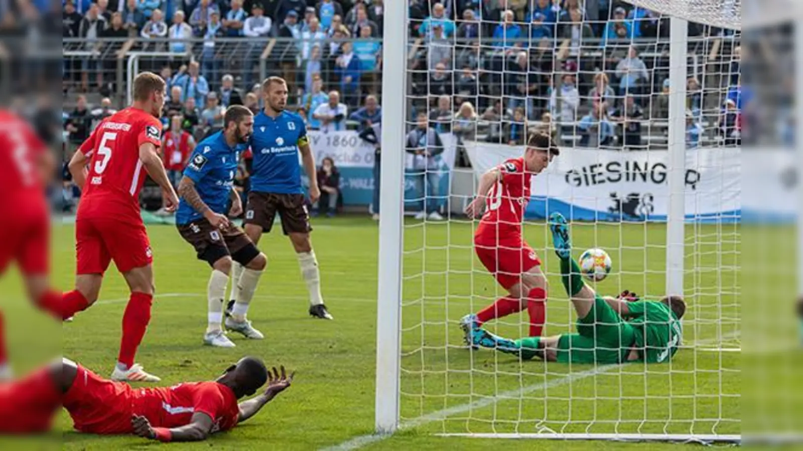 Eigentor: Dominik Schad und Sascha Mölders.  (Foto: Anne Wild)