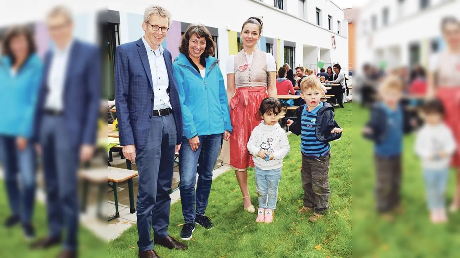 Robert Flock, Christine Hofner und die Leiterin des Hauses für Kinder, Martina Schirwitz, mit den Kindern Alessia Liebhardt und Jamie Meergans (v.l.)	 (Foto: Diakonie Hasenbergl)
