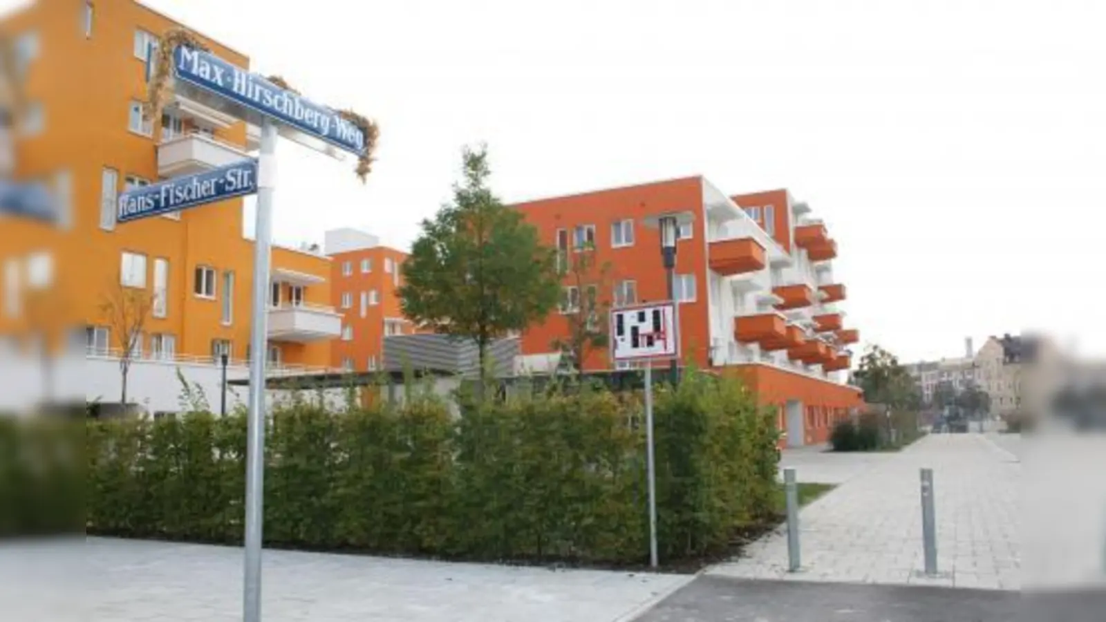 Am Max-Hirschberg-Weg, nahe dem künftigen Kinderspielplatz, soll eine durch Münzeinwurf und Werbung finanzierte Toilette aufgestellt werden. (Foto: tg)