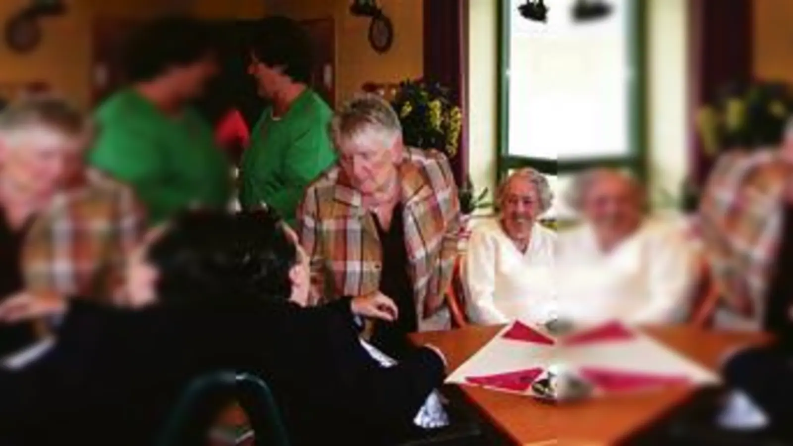 Die Frauen-Union Vorsitzende Ellen Manke im Gespräch mit einigen Bewohnerinnen.	  (Foto: VA)