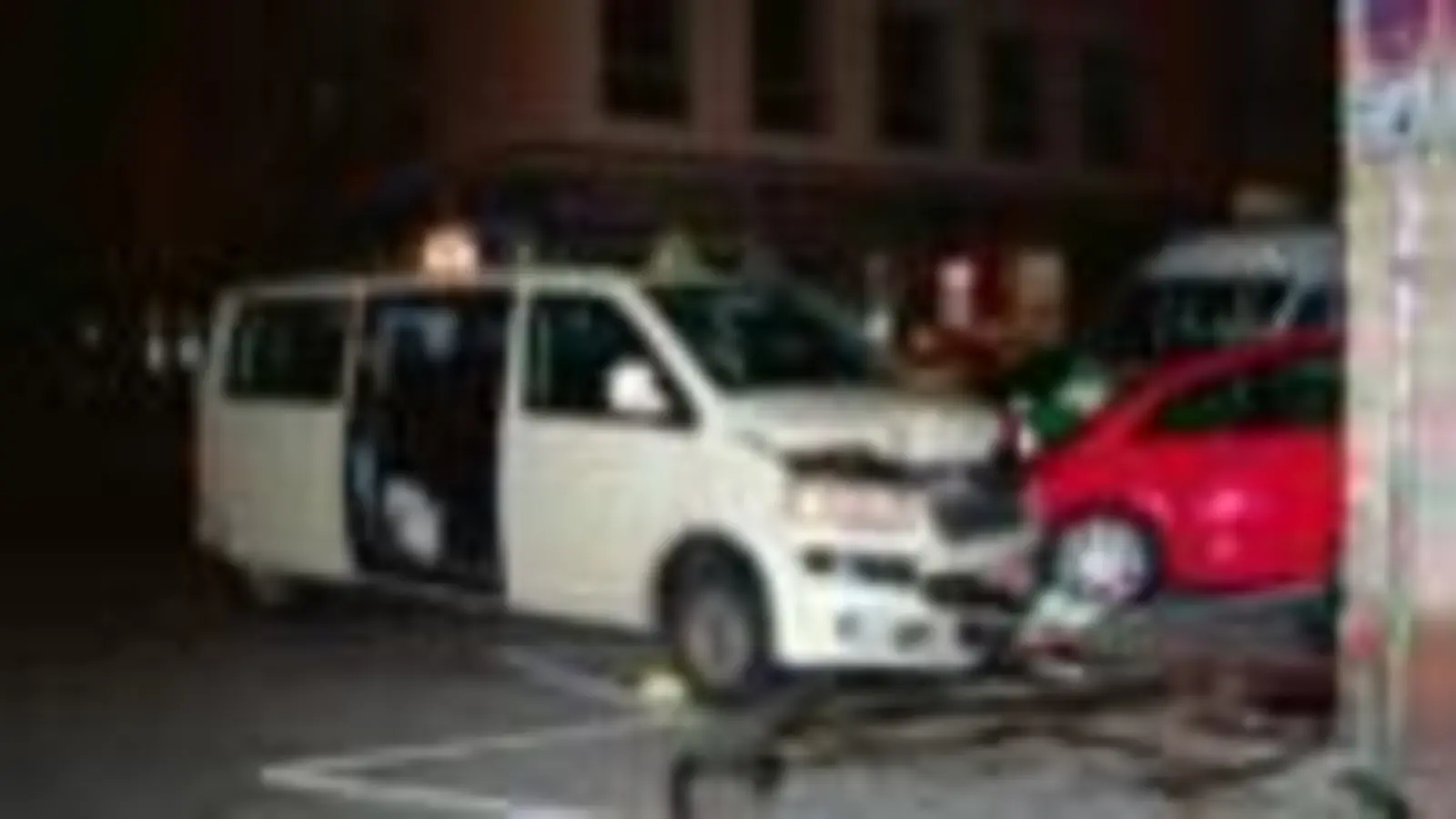 Beim Unfall in der Kreuzstraße entstand an beiden beteiligten Autos ein hoher Sachschaden.	  (Foto: Polizei)