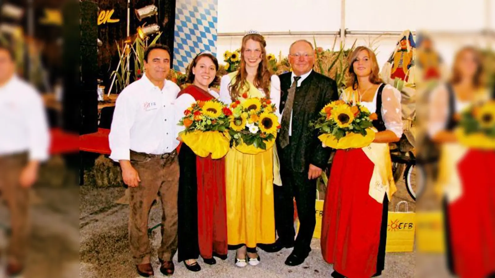 EFB-Vorstandsmitglied Markus Scheuch (links) stellt zusammen mit Bürgermeister Josef Riemensberger und ihren Vorgängerinnen stolz die neue »Kartoffelkönigin« Elisabeth Schredl (Mitte) vor.	 (Foto: an)