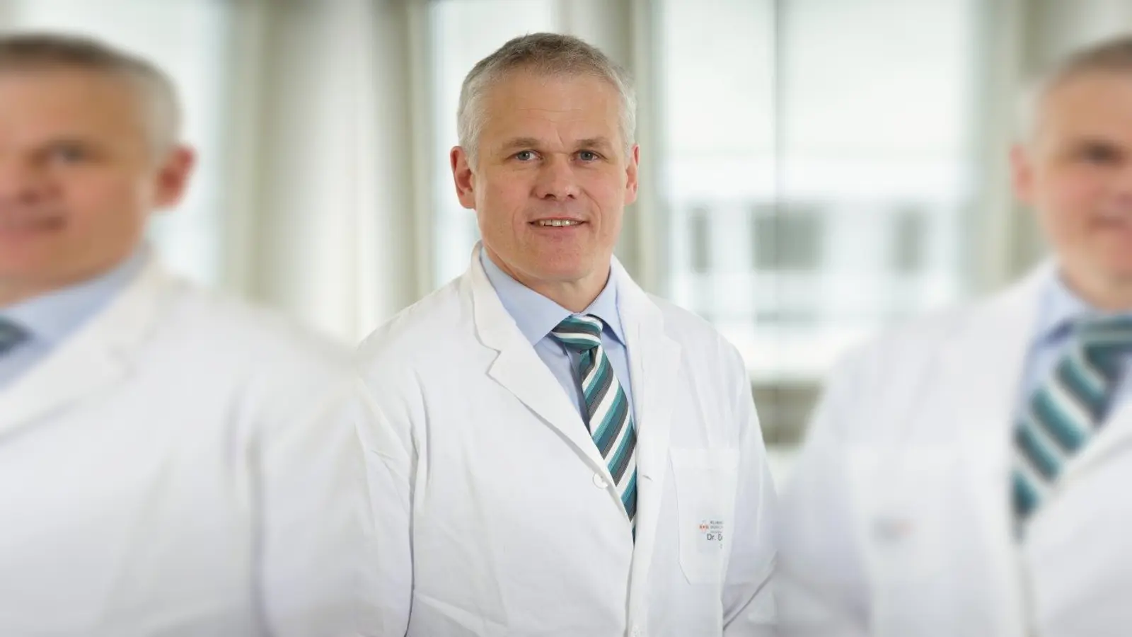 Der Leiter des Darmzentrums im Klinikum Dritter Orden, Dr. Detlef Krenz, und seine Kollegen stehen den Besuchern des Infonachmittags für Fragen zur Verfügung. (Foto: pi)