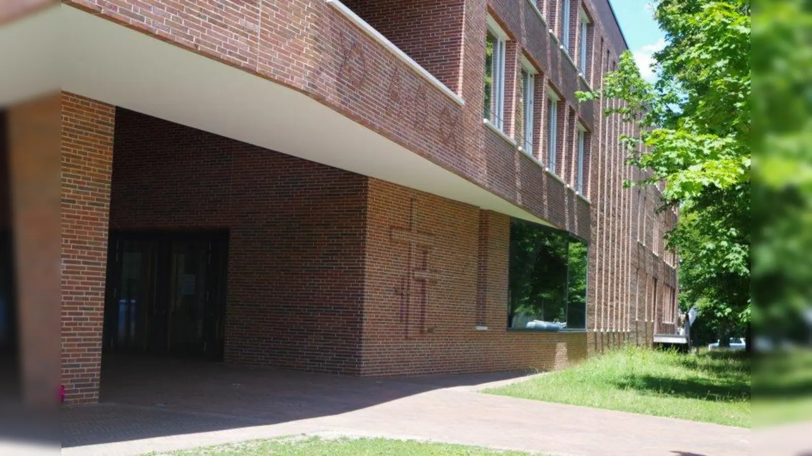 Die private evangelische Lukas-Schule braucht mehr Klassenzimmer. SPD und Grüne im Bezirksausschuss Laim sehen die Erweiterung der Schule kritisch. (Foto: kö)