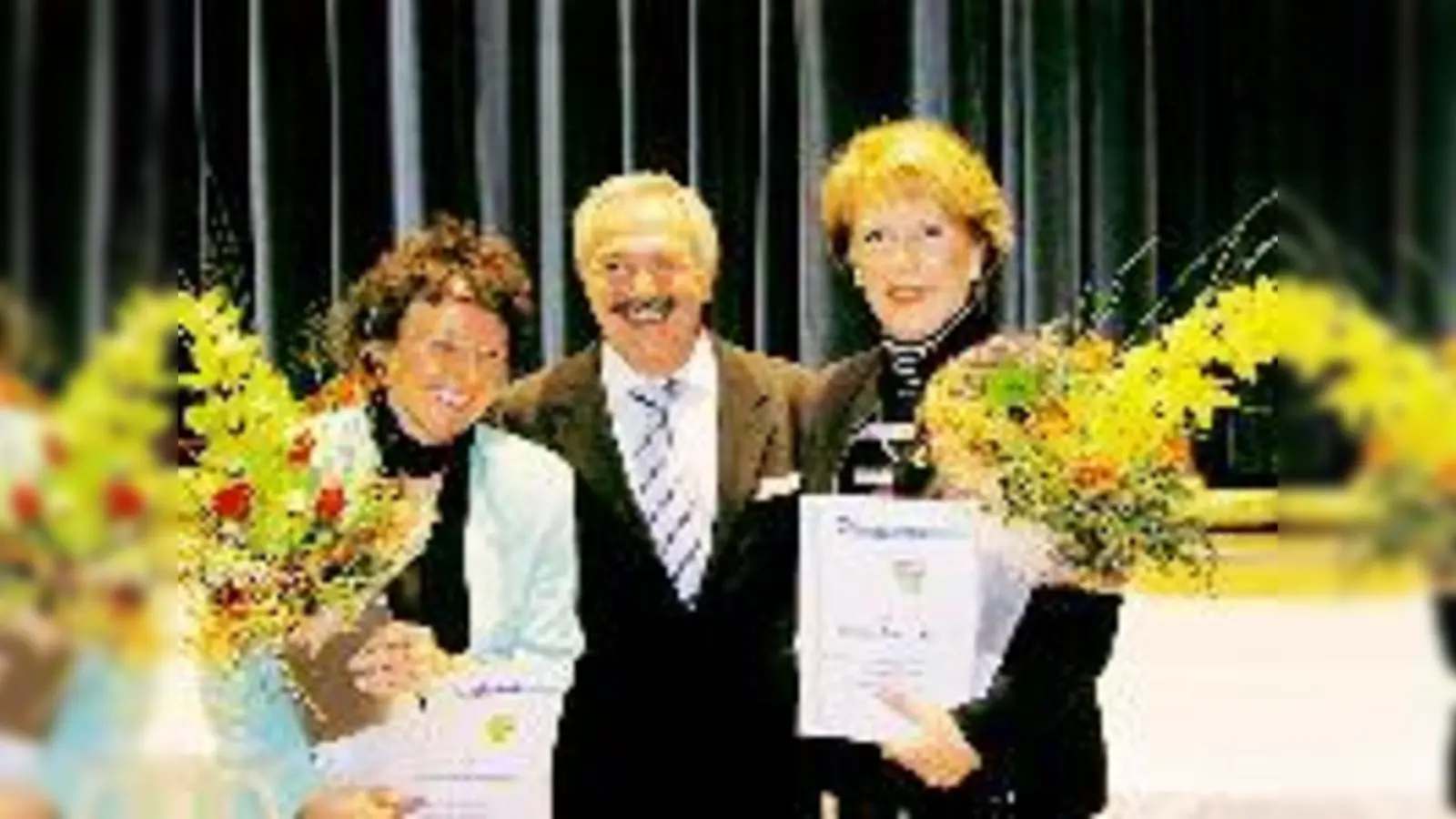 Seit 20 Jahren im Partnerschaftskomitee engagiert: Marion Heinzmann (l.) und Präsidentin Ursula Metzner nahmen die Auszeichnung von Bürgermeister Rolf Zeitler in Empfang.	 (Foto: fn)