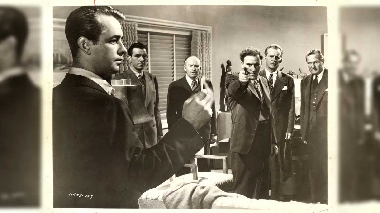 Auf der Suche nach dem Mörder seiner Frau gerät Kriegsheimkeher Johnny in dem Film Noir „The Blue Dahlia” in gefährliche Situationen.  (Foto: Universal)