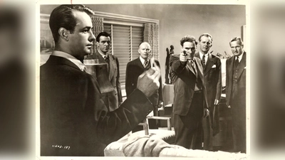 Auf der Suche nach dem Mörder seiner Frau gerät Kriegsheimkeher Johnny in dem Film Noir „The Blue Dahlia” in gefährliche Situationen.  (Foto: Universal)