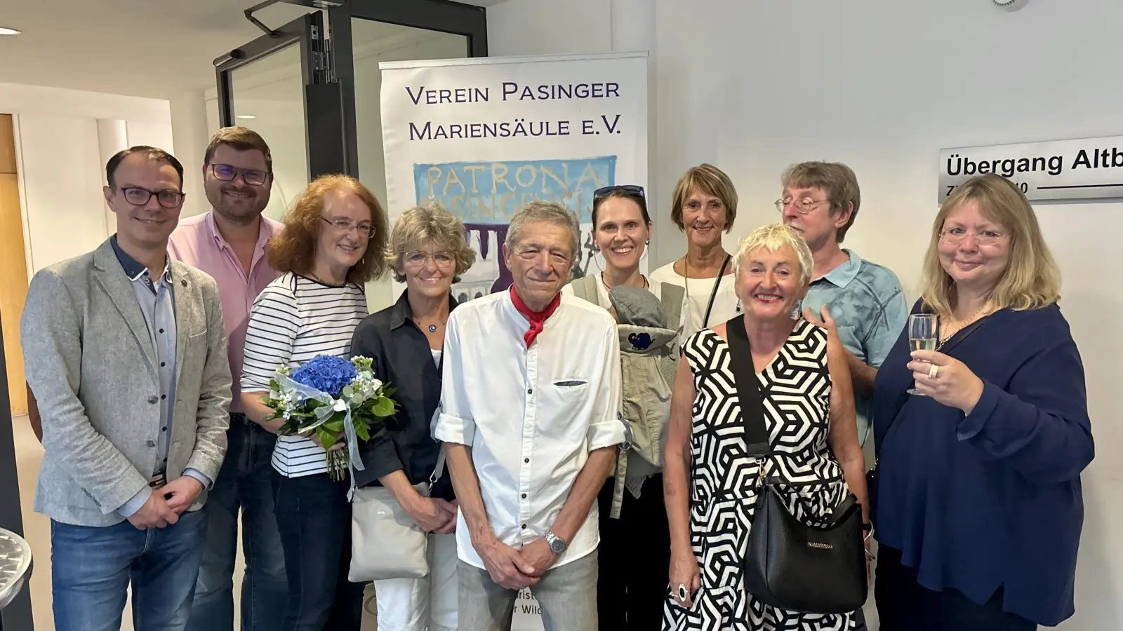 Gelungene Vernissage mit Sven Wackermann, Sebastian Kriesel und Maria Osterhuber-Völkl vom Mariensäule-Verein sowie den Künstlern Monika Glaser, Carmelo Rodriguez Oramas, Anastasiia El Batya, Dagmar Zehrlaut, Bärbel Bothmer, Franz Weinzierl und Sabine Rinser. (Foto: Ulrike Seiffert)