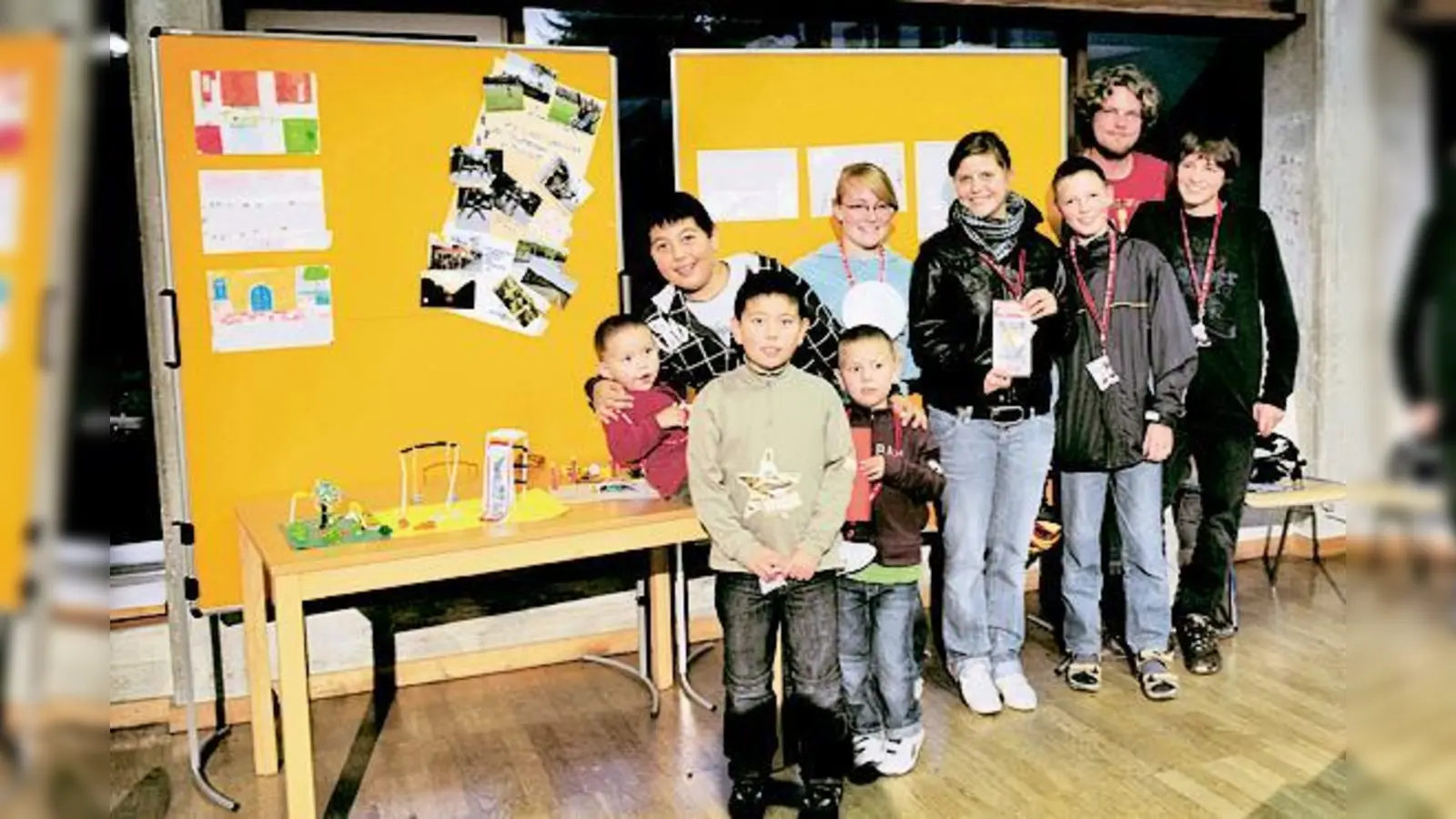 Die Gewinner Ibragim (4.v.li.), Samuel (re.) und Sebastian (3.v.re.). Mit im Bild: die Jugendgruppenleiterinnen Katharina Winkler (5.v.li.) und Melanie Bräu (4.v.re.) sowie Benjamin Hilbig von der Caritas (2.v.re).  	 (Foto: Sebastian Hilbig)