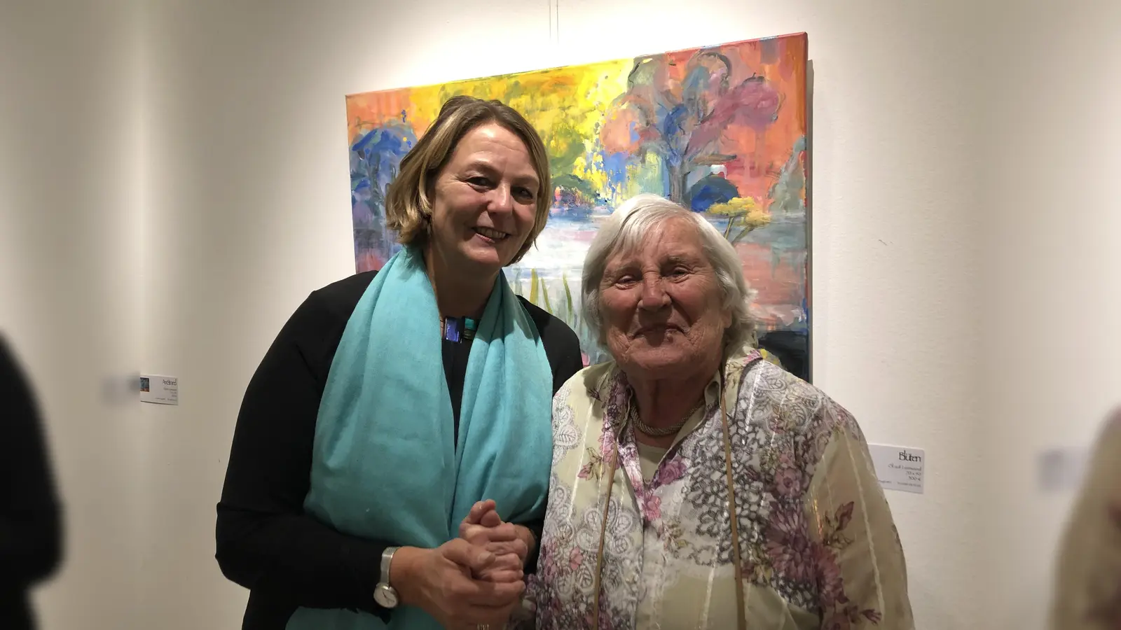 Sebiz-Leiterin Erdmute Albat mit einer Besucherin der ersten Stunde, Inge Götz, die der Einrichtung bis heute die Treue hält.  (Foto: hw)