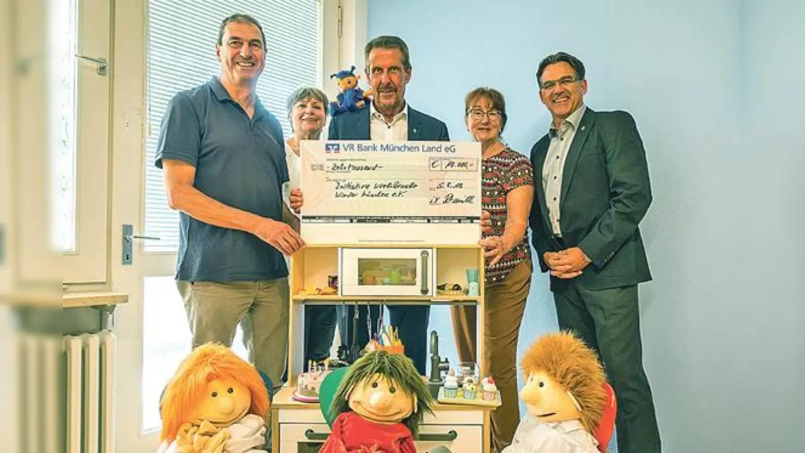 Hans Kiel (Vorstandsvorsitzender der Initiative krebskranke Kinder, links) dankte den Vertretern des Aschheimer Lions Clubs für die großzügige Spende von 10.000 Euro.	 (F.: Verein)