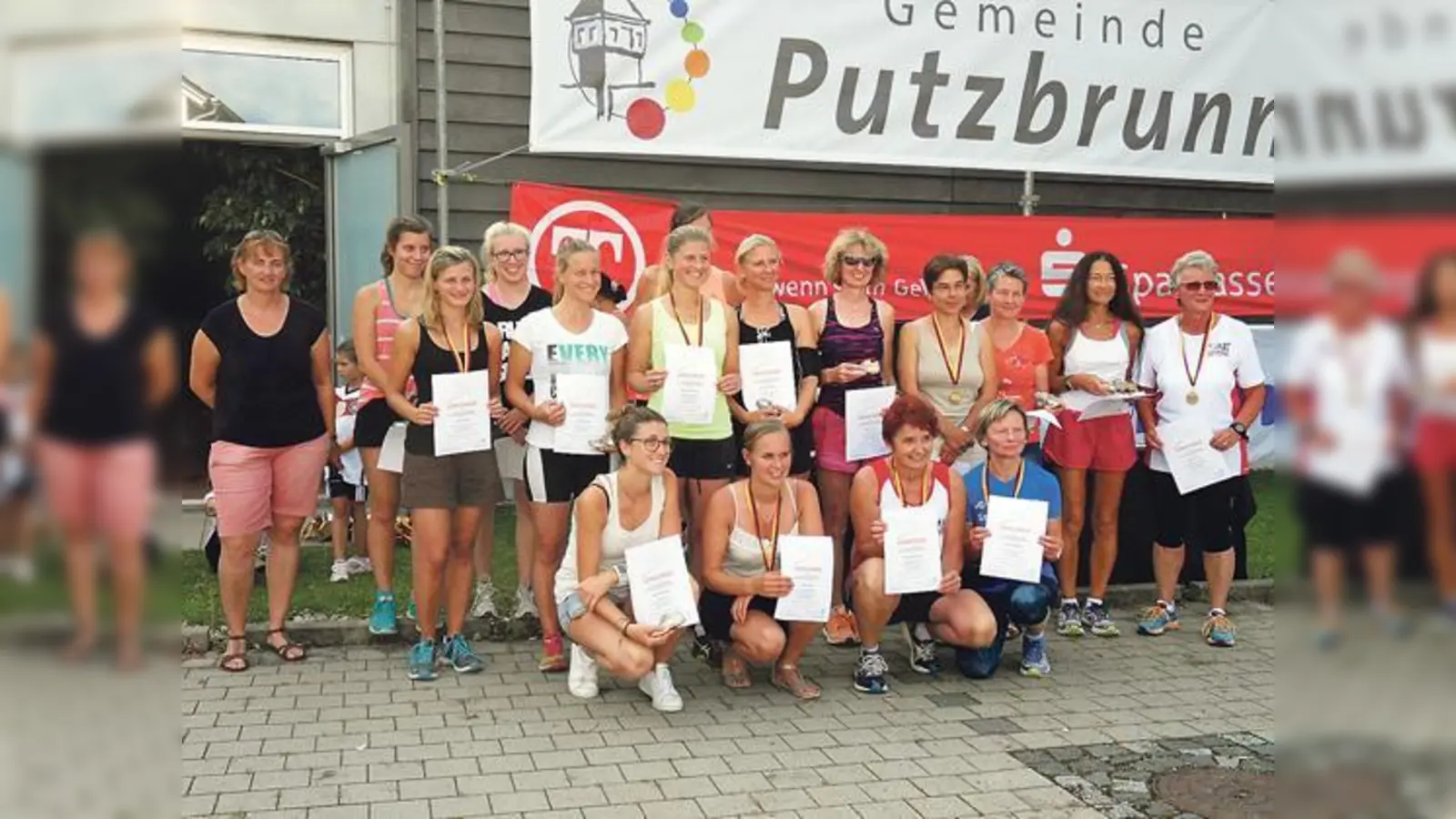 Voller Stolz präsentieren sich die Teilnehmerinnen des 11. Putzbrunner Herbstlaufes.	 (Foto: VA)