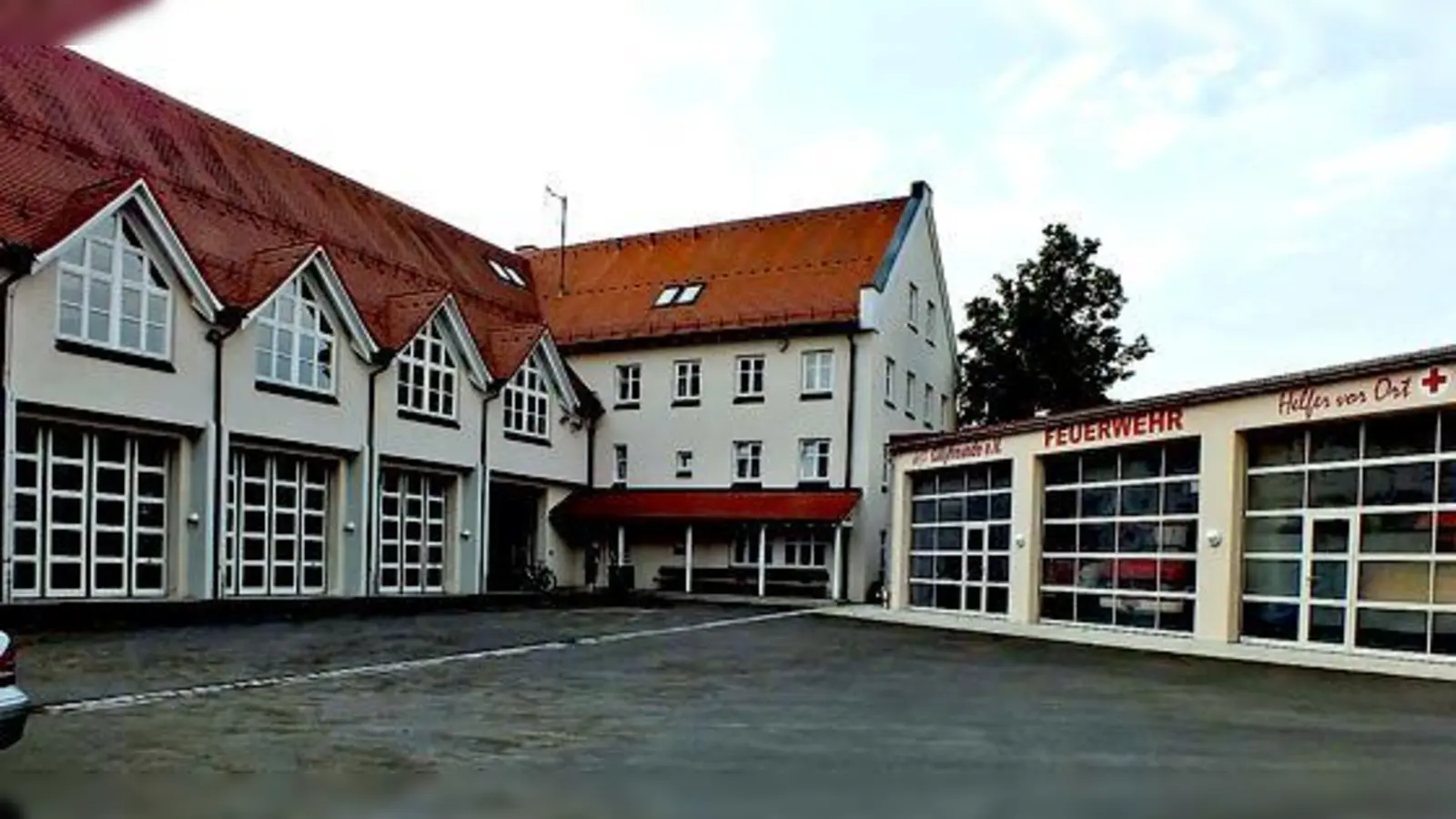Standort  (Foto: Die Garage der Helfer vor Ort bei der Feuerwehr Taufkirchen (rechte Einfahrt) ist jetzt erstmal der Platz für den Rettungswagen. Hier wird noch neu gebaut.	kw)