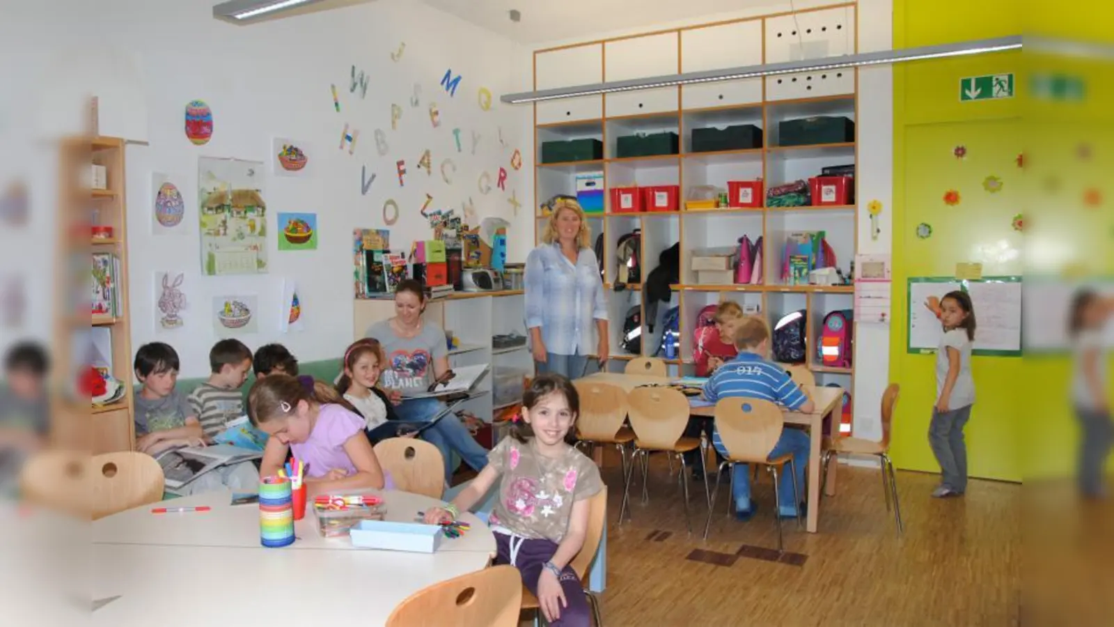 Äußerst beliebt ist der AWO Kinderhort an der Wittelsbacher Straße mit seinen neuen, hellen Räumen: Leiterin Martina Albert (Mitte) und ihr Team haben ein volles Haus und können im nächsten Jahr nicht alle angemeldeten Kinder aufnehmen. Interessierte Eltern finden unter www.awo-obb.de sämtliche Informationen zu diesem Hort. (Foto: Eva Schraft)