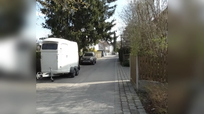 Nicht erlaubt: Wer derzeit in der Lindemannstraße parkt, muss mit einem Knöllchen rechnen. Parkplatzmarkierungen sollen kommen. (Foto: tab)