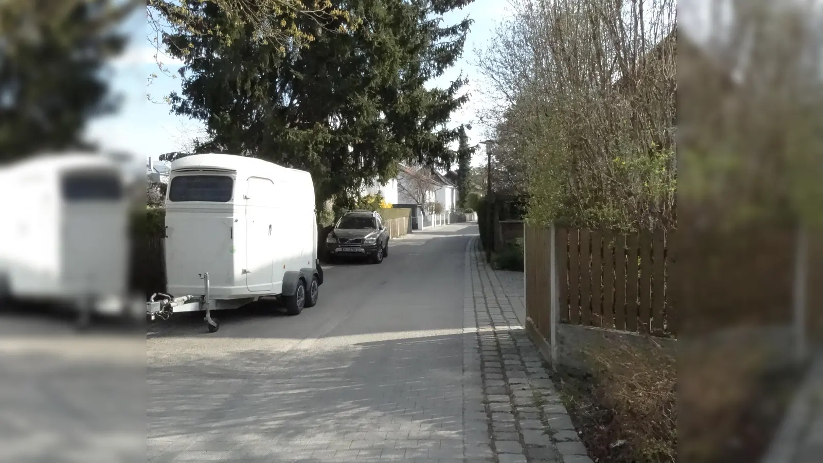 Nicht erlaubt: Wer derzeit in der Lindemannstraße parkt, muss mit einem Knöllchen rechnen. Parkplatzmarkierungen sollen kommen. (Foto: tab)