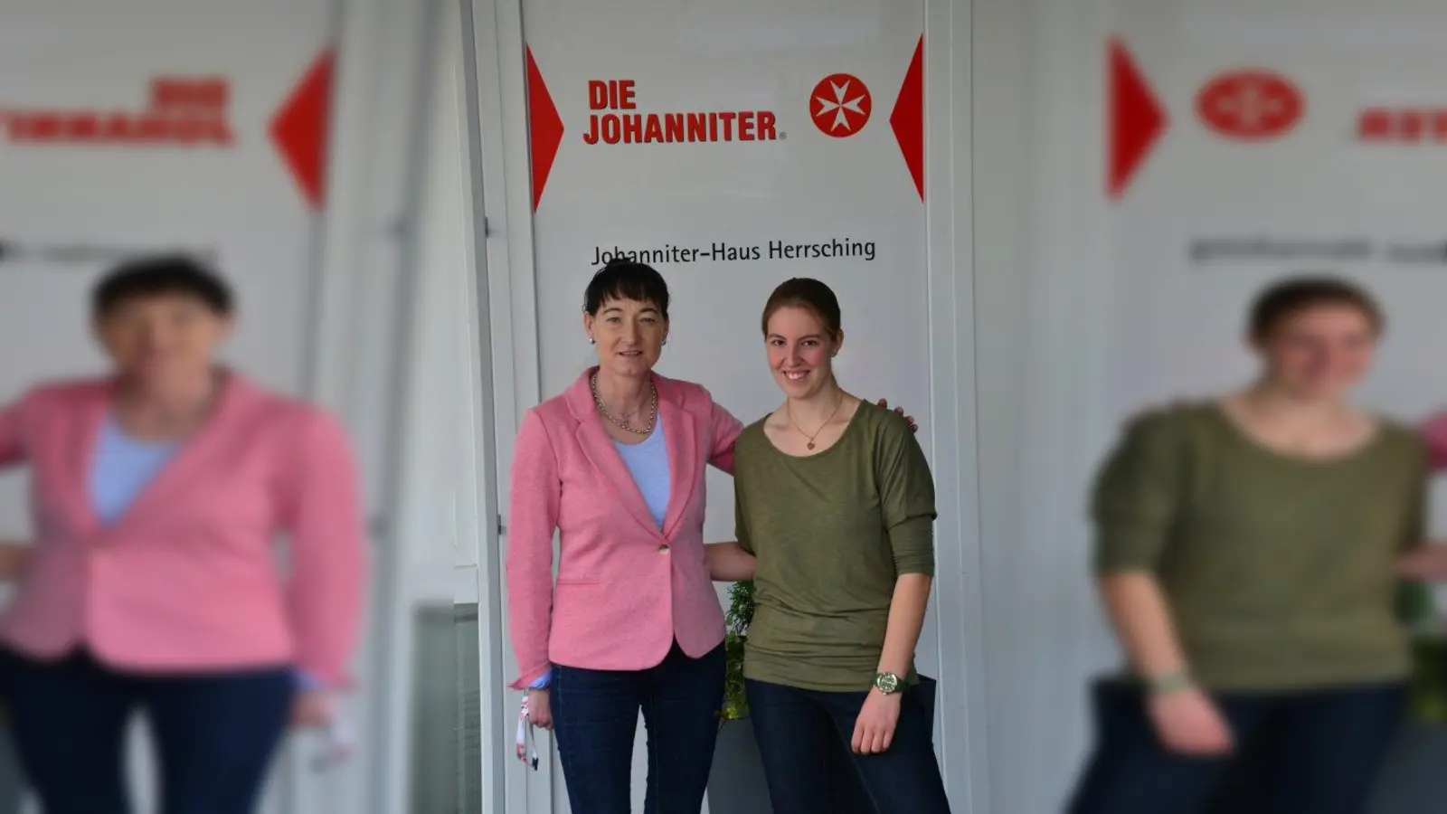 Hier bei den Johannitern in Herrsching wird das Miteinander groß geschrieben. Einrichtungsleiterin Martina Eßbach (links) und Pflegefachkraft Elisabeth Bahnschulte stehen voll und ganz hinter ihrem Beruf. (Foto: Essberger)