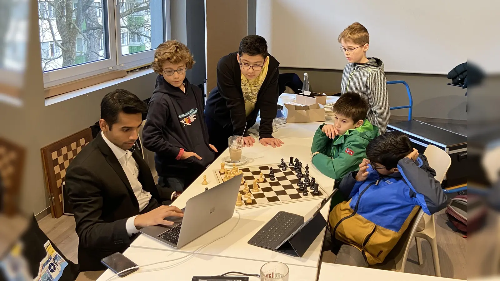 Bei den Ferienkursen können Kinder ab sechs Jahren von Schachprofis lernen. (Foto: Schachfreunde München)