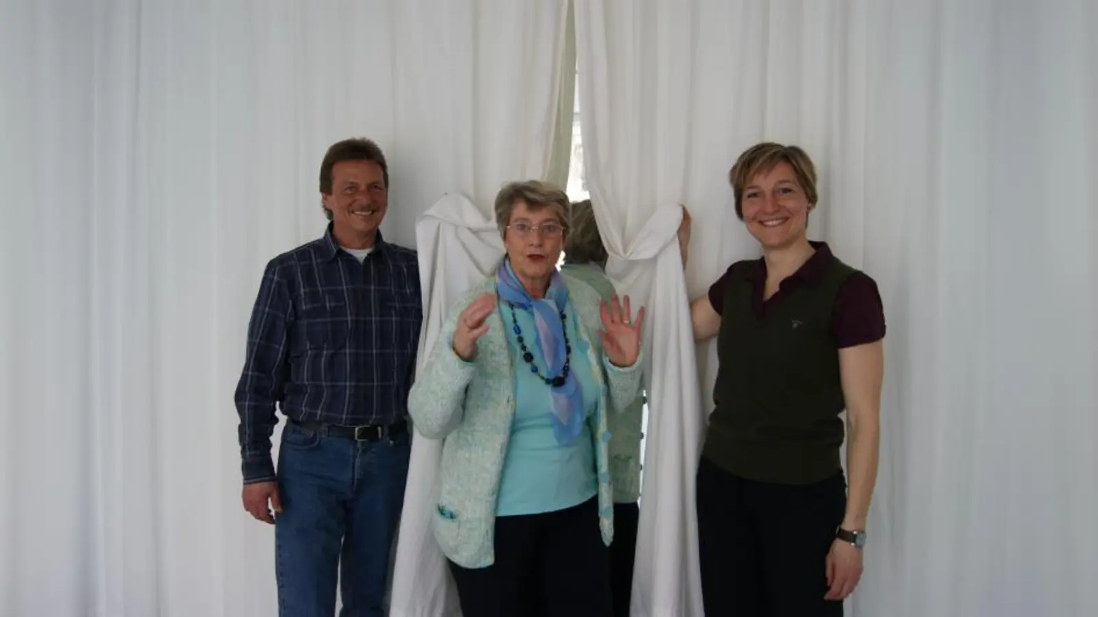 Klaus Boeck, der Leiter des Alten- und Service-Zentrums (ASZ), Margrit Bolz, eine begeisterte Teilnehmerin, sowie die Theaterpädagogin Gudrun Grimpe (r.) freuen sich auf „Schauspiel 60plus”. (Foto: ASZ Aubing)