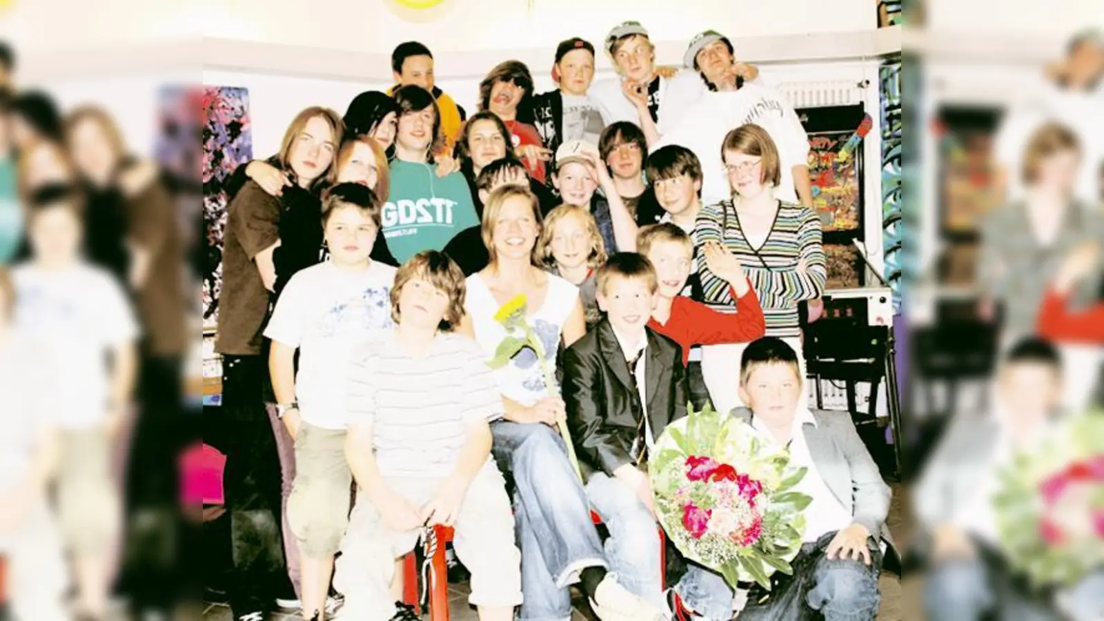 Mit einem Fest und einem Blumenstrauß verabschiedeten die Kinder und Jugendlichen jetzt Isabel Maurus.  (Foto: hol)