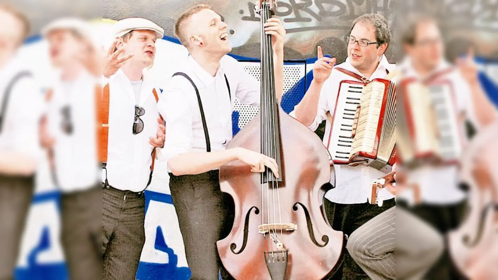 Klassische Wienerlied-Besetzung mit Akkordeon, Gitarre, Bass und Gesang: die »5/8erl in Ehrn«.	 (Foto: VA)