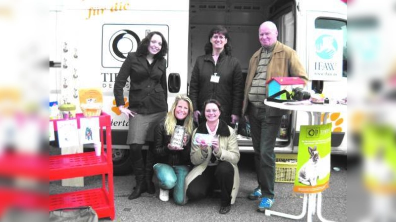 GoodwillTour des Tiertafel Deutschland e.V. in München: Michaela Köhler, Sylvia Menge (Ausgabeteam München), Hanno Kühne (stehend v.l.) sowie Isabella Müller-Reinhard und Marion Aschenbrenner (knieend v.l.).