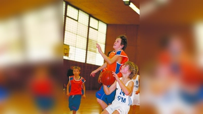 Linus Weber (14) ist erst seit vier Monaten beim Basketball und lässt dem Dachauer Verteidiger nicht den Hauch einer Chance. (Foto: H. Handwerker)