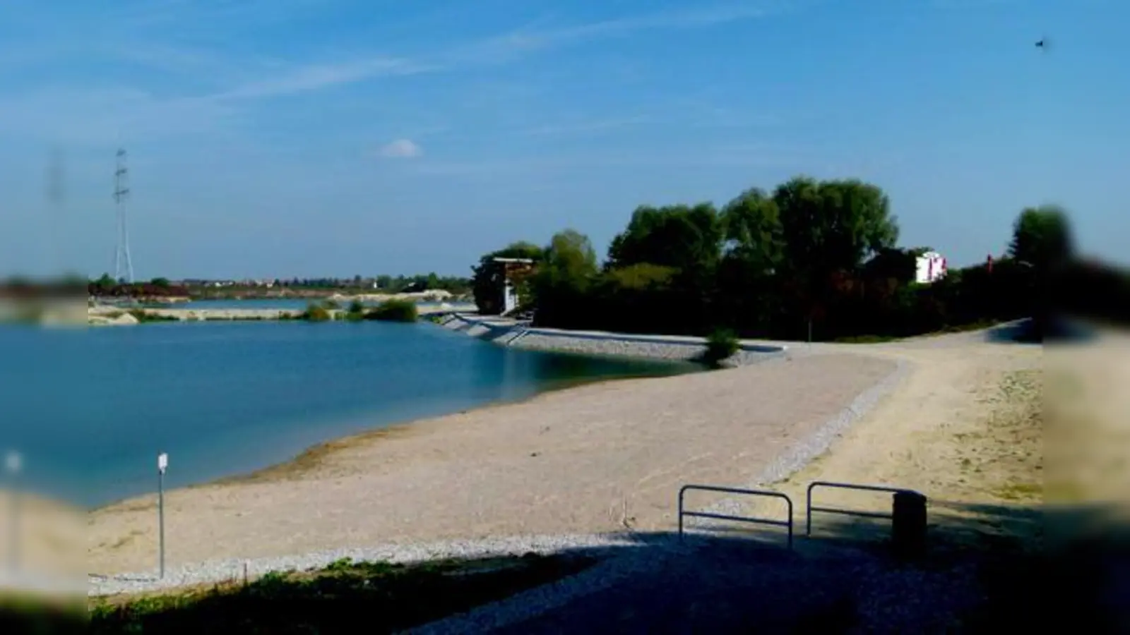 Bereits im Sommer 2011 wurden am Südufer die Liegewiese sowie der Sandstrand genutzt. 	 (Foto: bb)