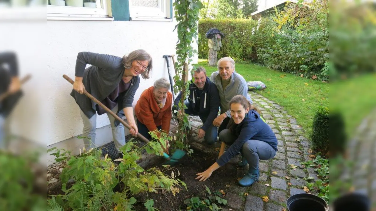 „1200 Quadratmeter mehr Grün für Menzing“: Gemeinsam mit Aktionspartnern gab ÖDP-Stadträtin Sonja Haider (l.) den Startschuss für die Aktion vor ihrer eigenen Haustüre. (Foto: Silvia Gonzalez)
