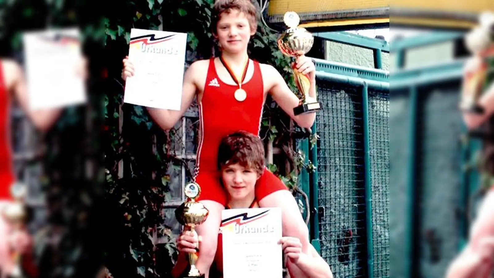 Claudia und Marie Suttner mit ihren Pokalen &amp; Urkunden.	 (Foto: privat)
