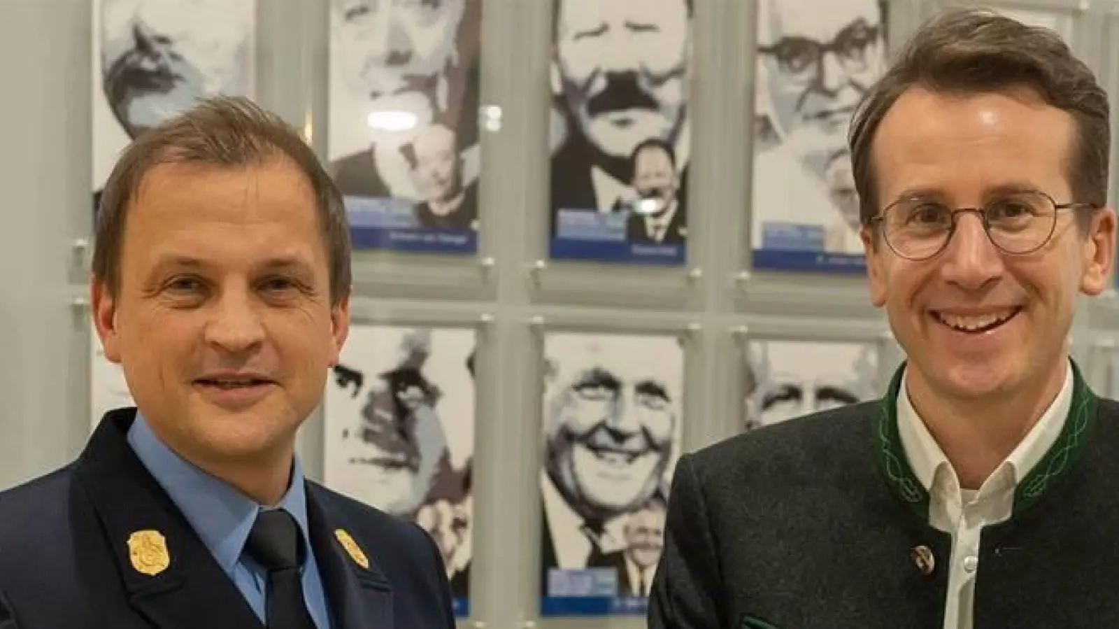 Helmut Schweickart (links) wurde zum Kreisbrandrat im Landkreis Starnberg gewählt. Dazu gratulierte Landrat Stefan Frey. (Foto: Landratsamt Starnberg)